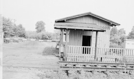 "Budka dróżnika na przejeździe w Suchej Żyrardowskiej", 1981. Fot. J....